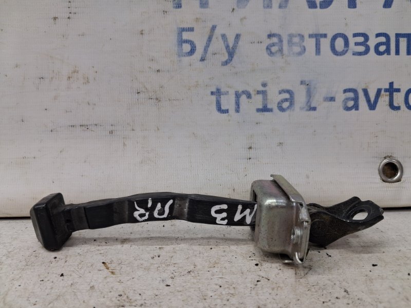 Ограничитель двери передний правый Mazda 3 2013-2019 BM 2.2 diesel BHN972270 Б/У