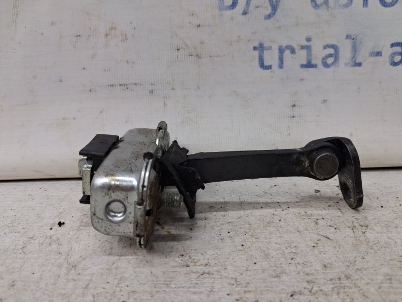 Ограничитель двери передний правый SsangYong Rexton 2006-2012 Y250 2.7 D27DT 7289008001 Б/У