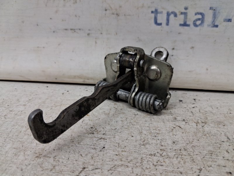 Ограничитель двери передний правый Dacia Duster HS 1.5 Diesel K9K Ограничитель двери передний правый Dacia Duster HS 1.5 Diesel K9K