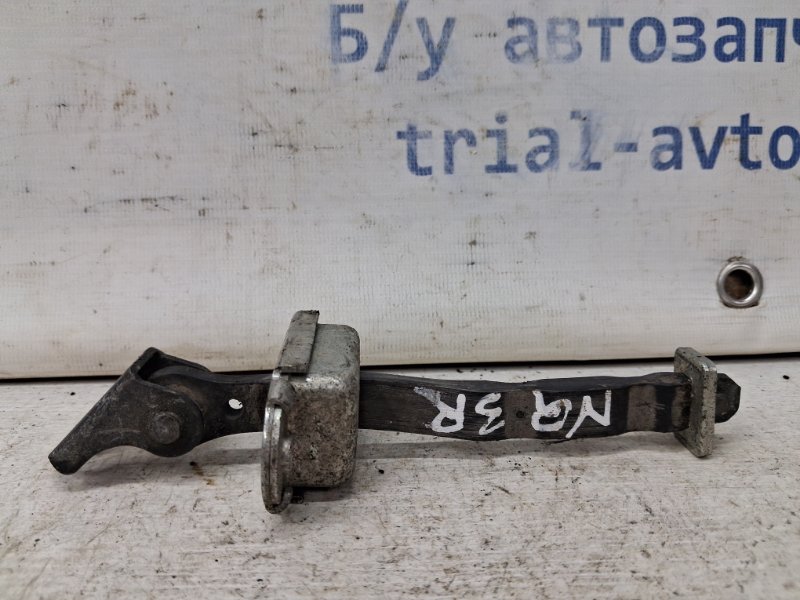 Запчасть ограничитель двери задний правый Nissan Qashqai 2006-2013 J10 2.0 Бензин MR20DE 82430JD000 Б/У Ограничитель двери задний правый Nissan Qashqai 2006-2013 J10 2.0 Бензин MR20DE 82430JD000 Б/У