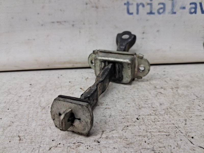 Ограничитель двери задний правый Nissan Navara D40 2.5 Diesel YD25DDTI Ограничитель двери задний правый Nissan Navara D40 2.5 Diesel YD25DDTI