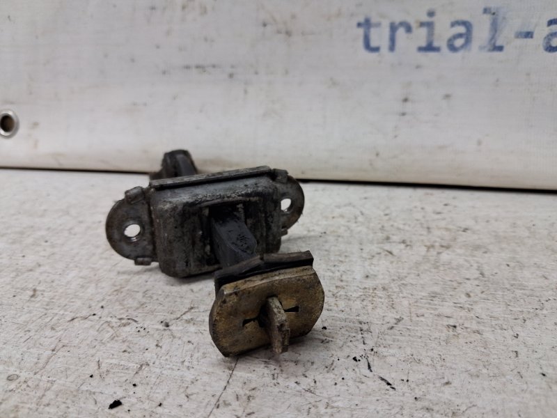 Ограничитель двери передний левый Nissan Navara D40 2.5 Diesel YD25DDTI Ограничитель двери передний левый Nissan Navara D40 2.5 Diesel YD25DDTI