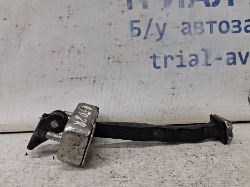 Ограничитель двери задний правый Infiniti Q50 2013- V37 2.2 diesel OM651 824304GA0A Б/У