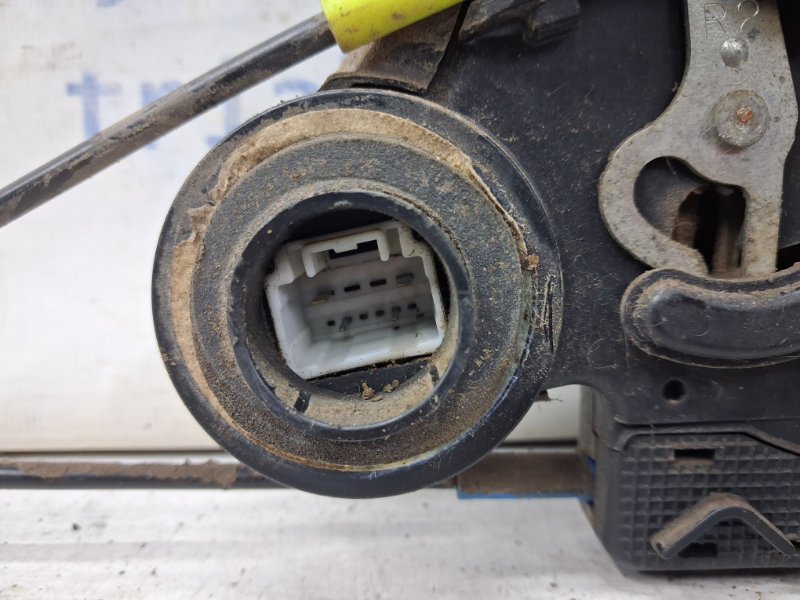 Замок двери задний правый Toyota Prado J120 3.0 Diesel 1KDFTV Замок двери задний правый Toyota Prado J120 3.0 Diesel 1KDFTV