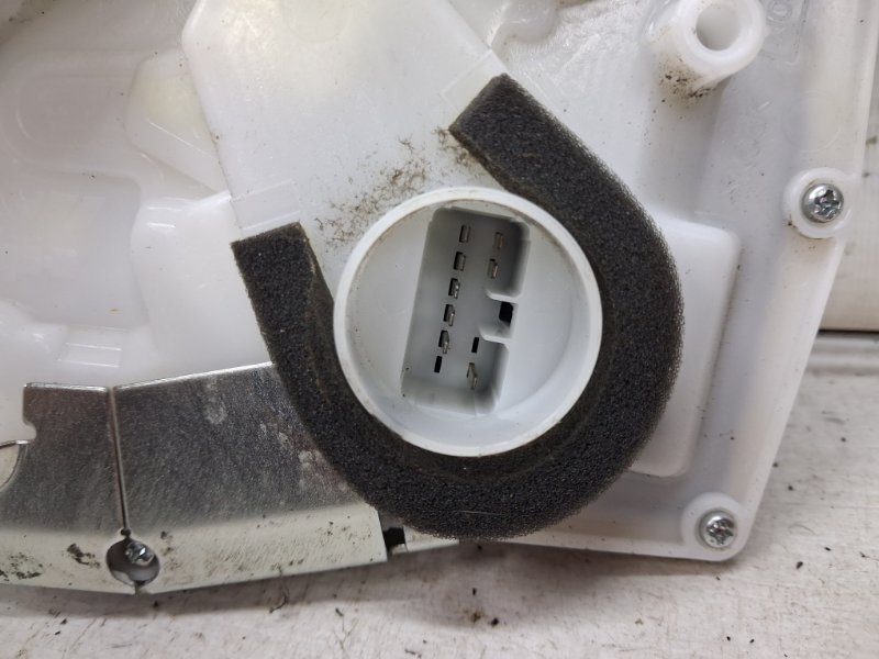 Замок двери передний правый Suzuki SX4 1 1.6 бензин M16A