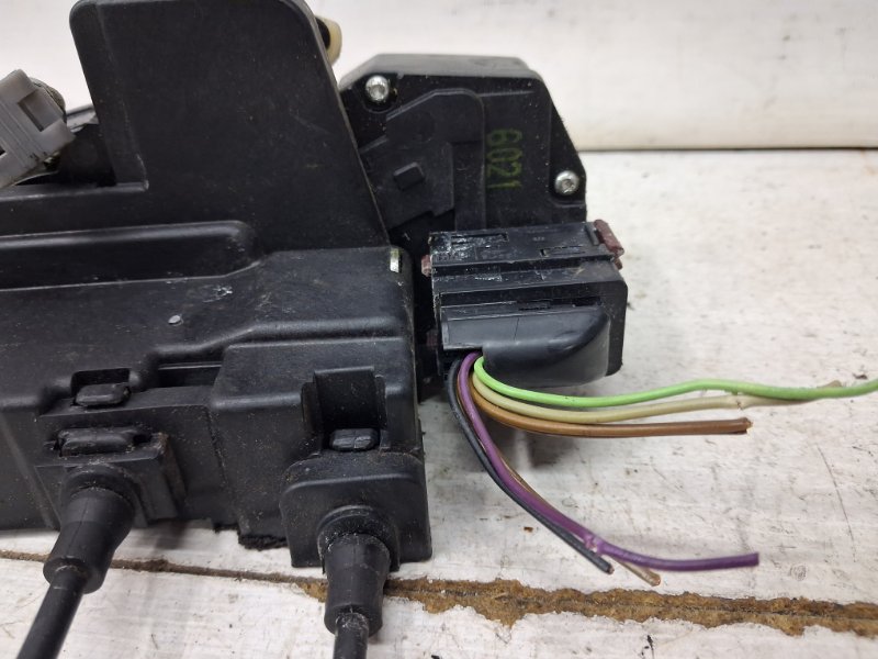 Замок двери передний правый Chevrolet Captiva C140 2.2 diesel Z22D1