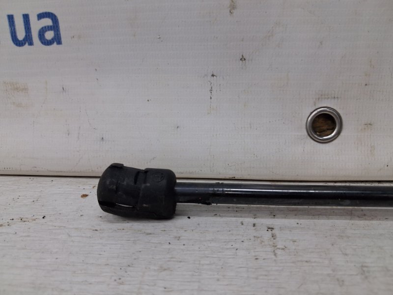 Амортизатор крышки багажника Captiva 2006-2018 C140 2.2 diesel Z22D1 Амортизатор крышки багажника Captiva 2006-2018 C140 2.2 diesel Z22D1