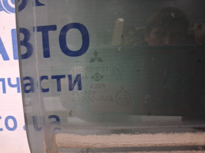 Стекло двери заднее правое Mitsubishi Pajero Sport K9 3.0 бензин 6G72 Стекло двери заднее правое Mitsubishi Pajero Sport K9 3.0 бензин 6G72