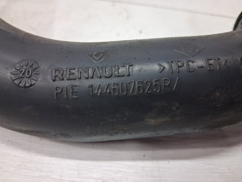 Патрубок интеркулера Duster 2010-2017 HS 1.5 Diesel K9K Патрубок интеркулера Duster 2010-2017 HS 1.5 Diesel K9K