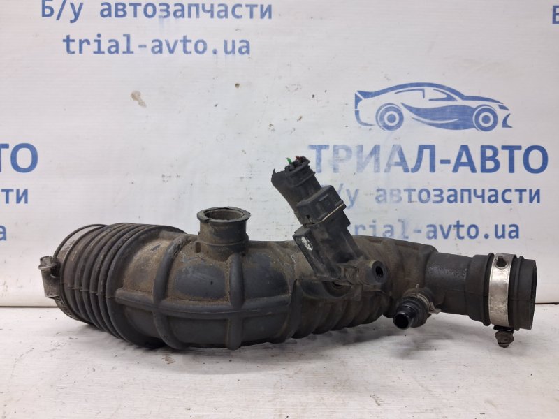 Патрубок воздушного фильтра Nissan Qashqai 2013-2022 J11 1.2 Бензин HRA2DDT 165764ED0A Б/У