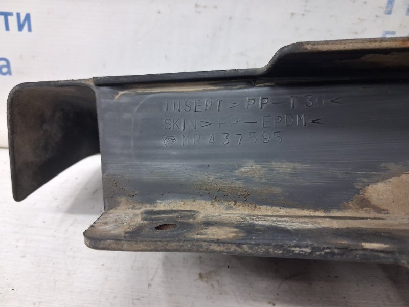 Брызговик передний левый Pajero Wagon 1999-2006 3 3.2 Дизель 4M41