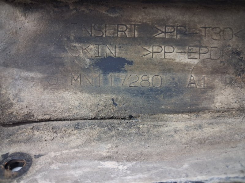 Брызговик задний правый Pajero Wagon 1999-2006 3 3.2 Дизель 4M41