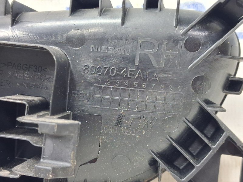 Ручка двери внутренняя правая Nissan Qashqai J11 1.2 Бензин HRA2DDT Ручка двери внутренняя правая Nissan Qashqai J11 1.2 Бензин HRA2DDT