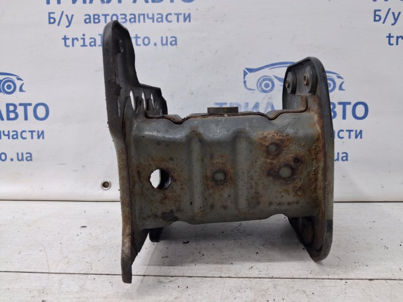 Кронштейн усилителя переднего бампера правый Chevrolet Captiva C140 2.2 diesel Z22D1 Кронштейн усилителя переднего бампера правый Chevrolet Captiva C140 2.2 diesel Z22D1