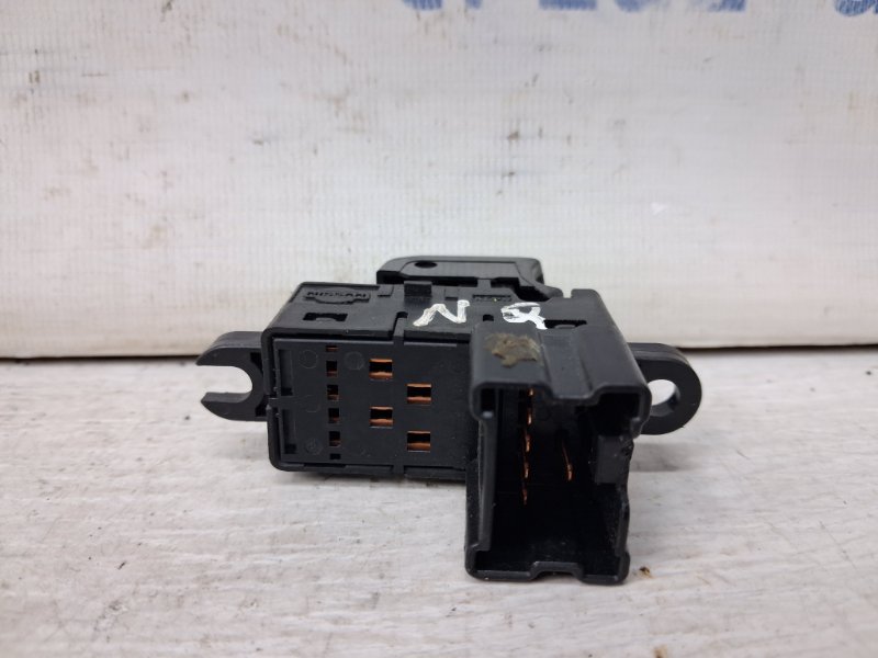 Кнопка стеклоподъемника Qashqai 2006-2013 J10 2.0 Бензин MR20DE