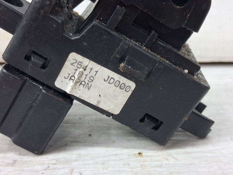 Кнопка стеклоподъемника Nissan Qashqai J10 2.0 Бензин MR20DE Кнопка стеклоподъемника Nissan Qashqai J10 2.0 Бензин MR20DE