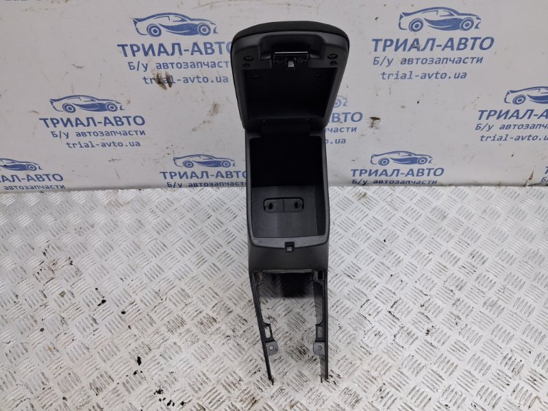 Подлокотник Toyota Auris E150 1.6 бензин 1ZRFAE