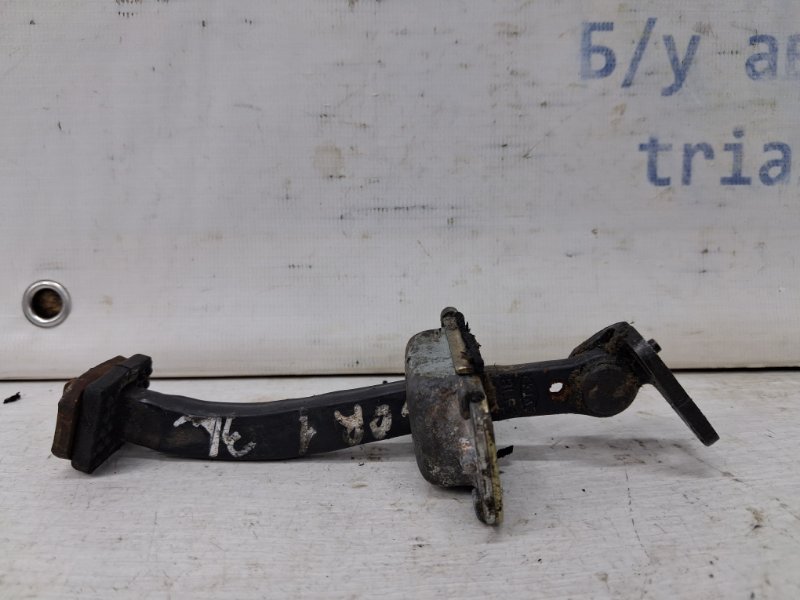 Запчасть ограничитель двери задний левый Kia Sorento 2002-2011 BL 2.5 diesel D4CB 794803E001 Б/У Ограничитель двери задний левый Kia Sorento 2002-2011 BL 2.5 diesel D4CB 794803E001 Б/У