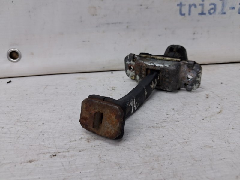 Ограничитель двери задний левый Kia Sorento BL 2.5 diesel D4CB Ограничитель двери задний левый Kia Sorento BL 2.5 diesel D4CB