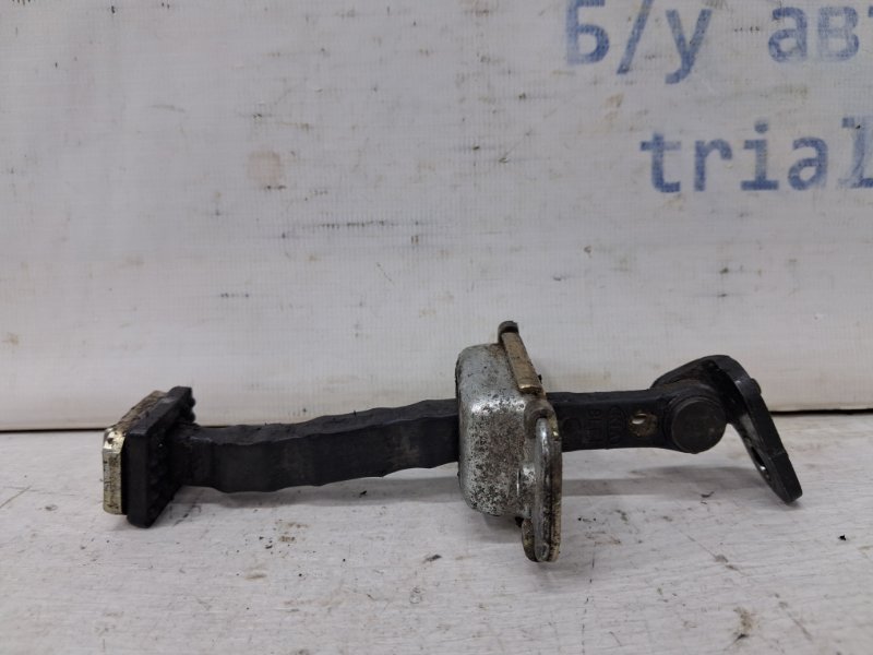 Запчасть ограничитель двери передний левый Kia Sorento 2002-2011 BL 2.5 diesel D4CB 793803E001 Б/У Ограничитель двери передний левый Kia Sorento 2002-2011 BL 2.5 diesel D4CB 793803E001 Б/У