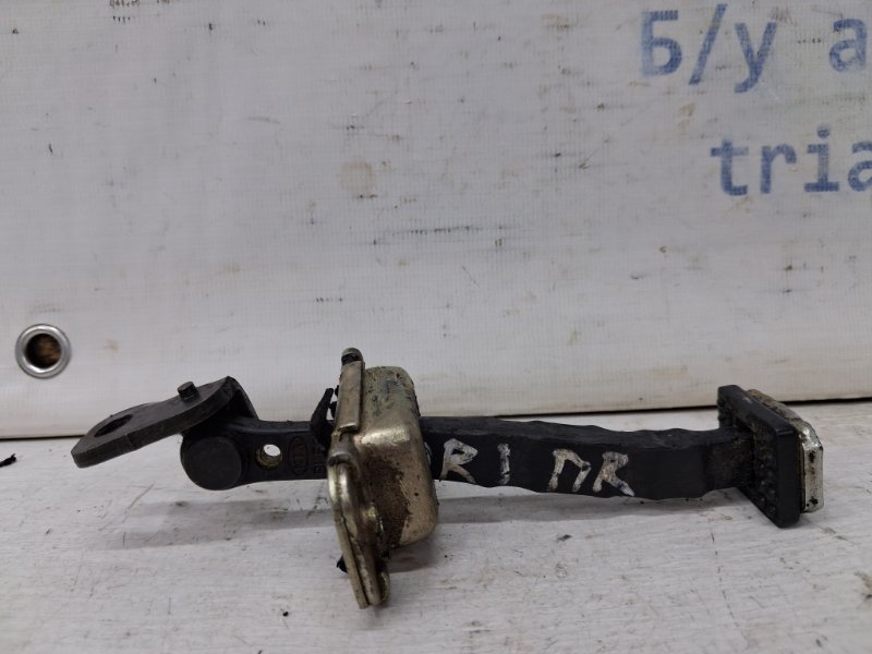 Запчасть ограничитель двери передний правый Kia Sorento 2002-2011 BL 2.5 diesel D4CB 793903E001 Б/У Ограничитель двери передний правый Kia Sorento 2002-2011 BL 2.5 diesel D4CB 793903E001 Б/У
