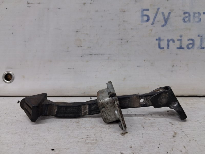 Ограничитель двери задний левый Mazda 3 2003-2009 BK 1.6 бензин Z6 BHN958270A Б/У