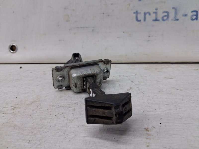 Ограничитель двери задний правый Mazda 3 BK 1.6 бензин Z6