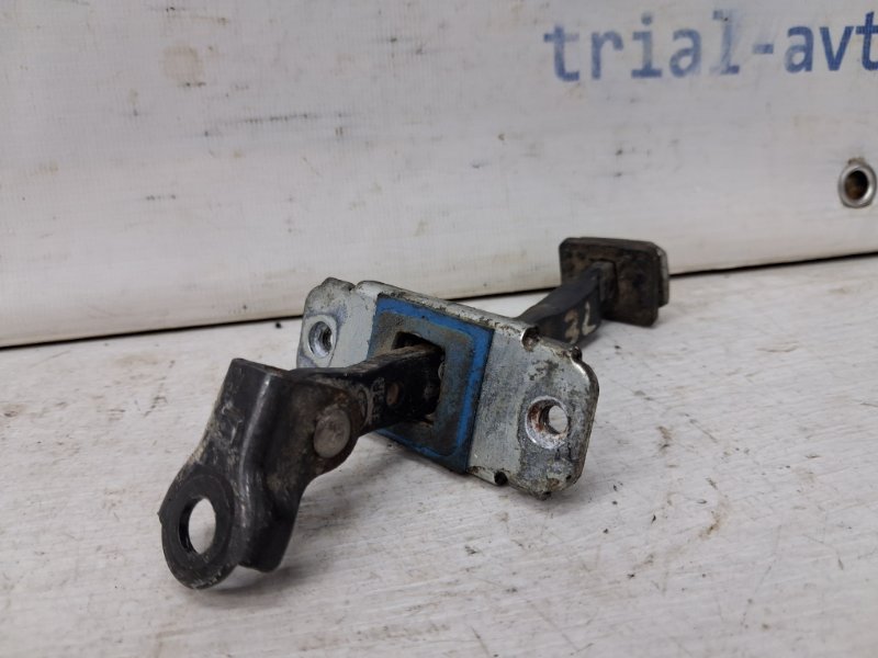 Ограничитель двери задний левый I30 2007-2012 FD 1.6 diesel D4FB Ограничитель двери задний левый I30 2007-2012 FD 1.6 diesel D4FB