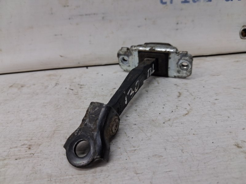 Ограничитель двери передний левый I30 2007-2012 FD 1.6 diesel D4FB Ограничитель двери передний левый I30 2007-2012 FD 1.6 diesel D4FB