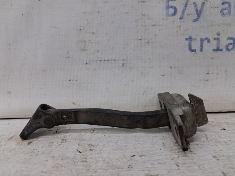 Ограничитель двери задний правый Toyota RAV 4 2005-2016 A30 2.0 бензин 1AZFE 6863042030 Б/У