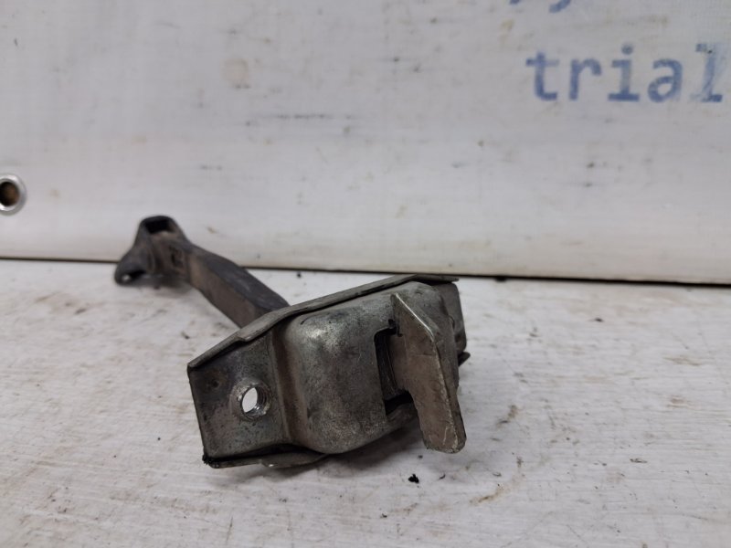 Ограничитель двери задний правый Toyota RAV 4 A30 2.0 бензин 1AZFE