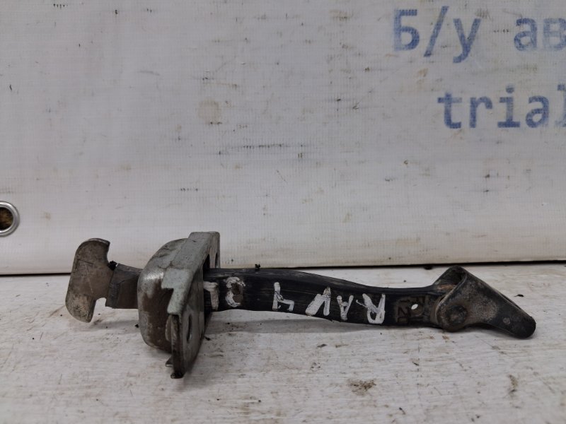 Ограничитель двери передний левый Toyota RAV 4 2005-2016 A30 2.0 бензин 1AZFE 6862042020 Б/У