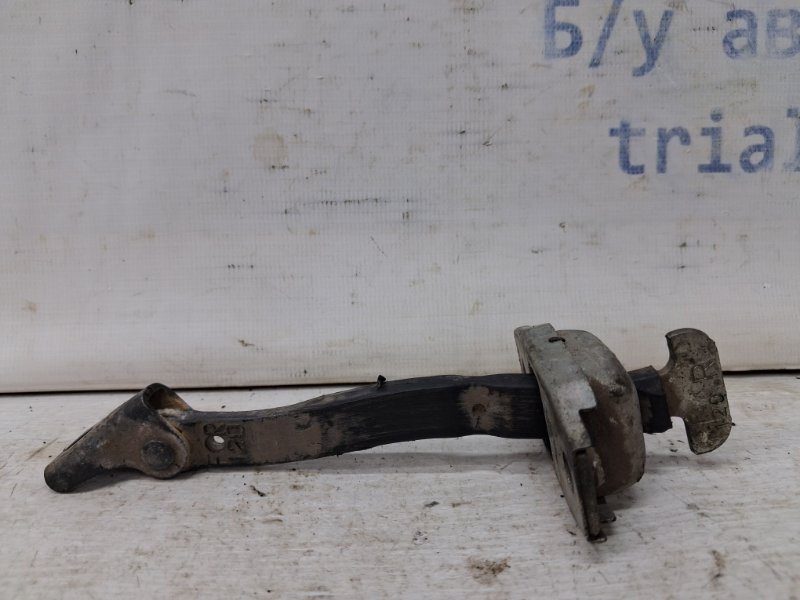 Ограничитель двери передний правый Toyota RAV 4 2005-2016 A30 2.0 бензин 1AZFE 6861042020 Б/У