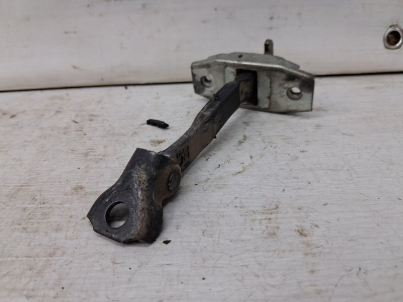 Ограничитель двери передний правый Toyota RAV 4 A30 2.0 бензин 1AZFE