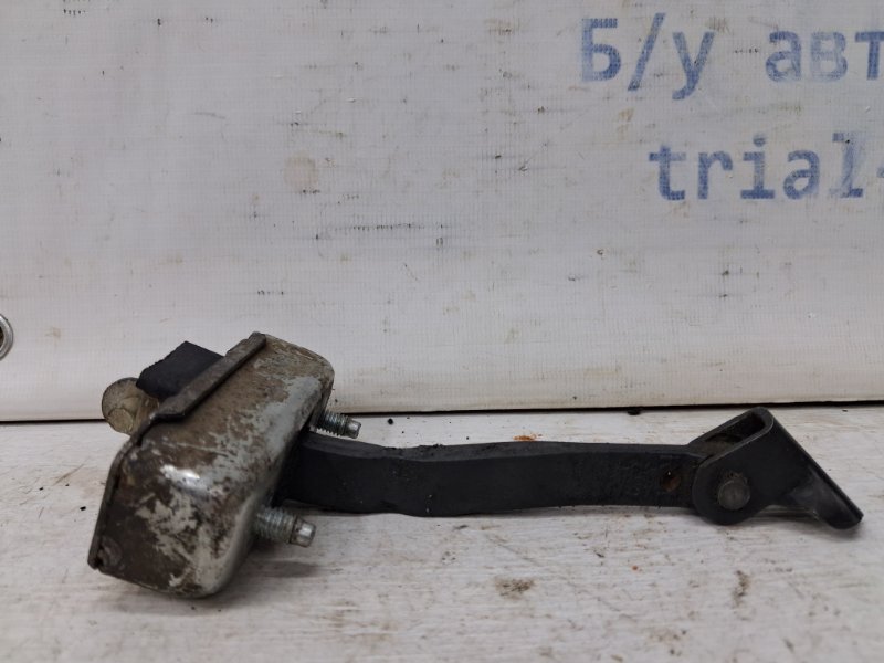 Ограничитель двери задний правый Toyota Prado 2002-2009 J120 3.0 Diesel 1KDFTV 6863060100 Б/У