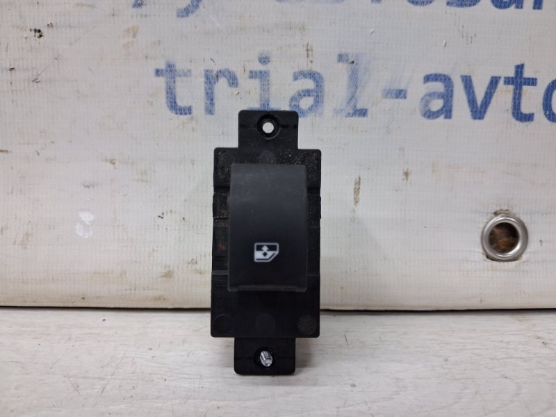 Запчасть кнопка стеклоподъемника Chevrolet Captiva 2006-2018 C140 2.2 diesel Z22D1 202005438 Б/У Кнопка стеклоподъемника Chevrolet Captiva 2006-2018 C140 2.2 diesel Z22D1 202005438 Б/У