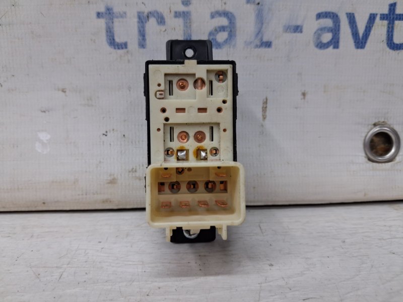 Кнопка стеклоподъемника Chevrolet Captiva C140 2.2 diesel Z22D1 Кнопка стеклоподъемника Chevrolet Captiva C140 2.2 diesel Z22D1