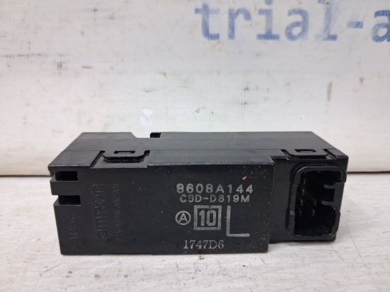 Кнопка стеклоподъемника Mitsubishi Pajero Wagon 4 3.2 Дизель 4M41 Кнопка стеклоподъемника Mitsubishi Pajero Wagon 4 3.2 Дизель 4M41