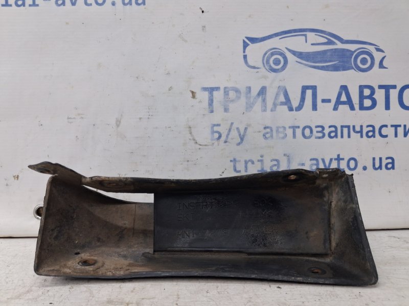 Брызговик задний левый Mitsubishi Pajero Wagon 3 3.2 Дизель 4M41