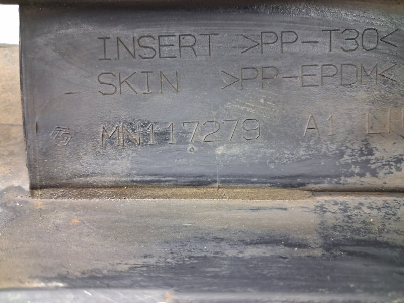 Брызговик задний левый Pajero Wagon 1999-2006 3 3.2 Дизель 4M41