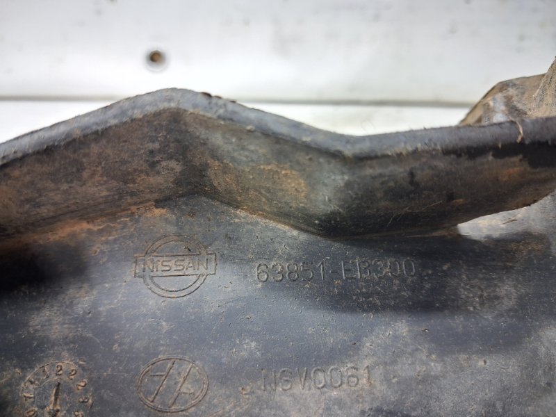 Брызговик передний левый Navara 2004-2015 D40 2.5 Diesel YD25DDTI