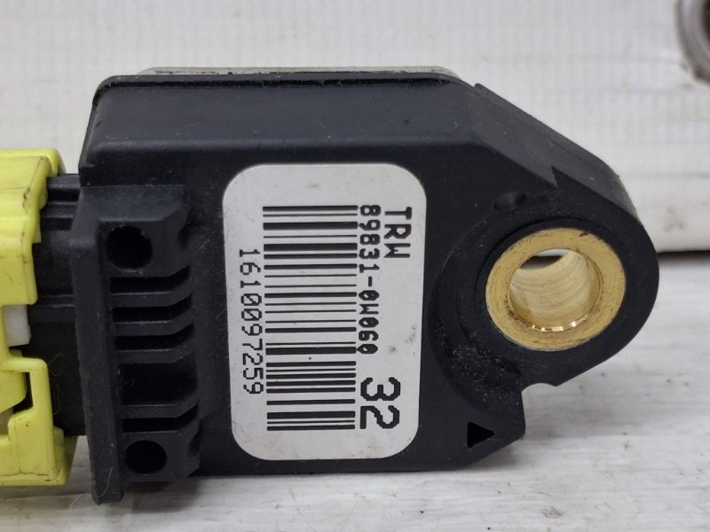 Датчик удара (AIRBAG) Toyota Auris E150 1.6 бензин 1ZRFAE