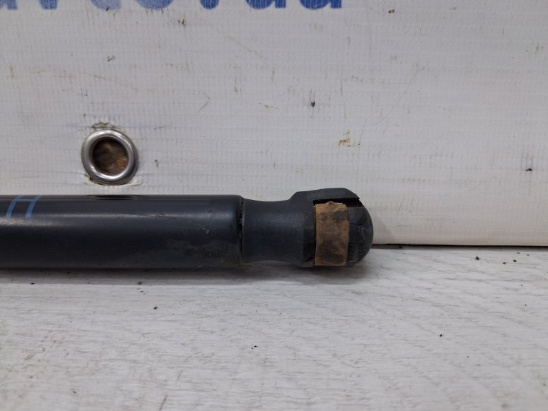 Амортизатор крышки багажника Kia Ceed ED 1.6 diesel D4FB Амортизатор крышки багажника Kia Ceed ED 1.6 diesel D4FB