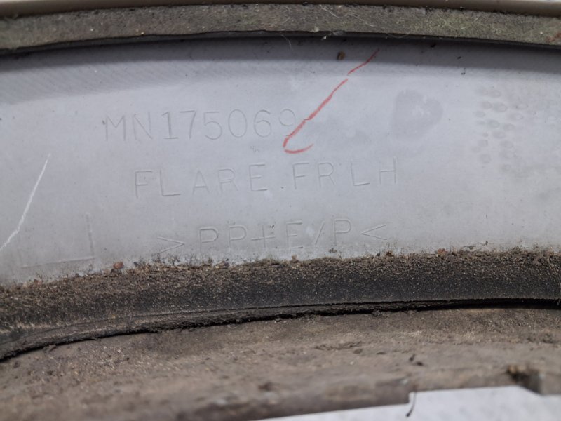 Накладка крыла передняя левая Outlander 2003-2006 CU 2.4 бензин 4G69 Накладка крыла передняя левая Outlander 2003-2006 CU 2.4 бензин 4G69