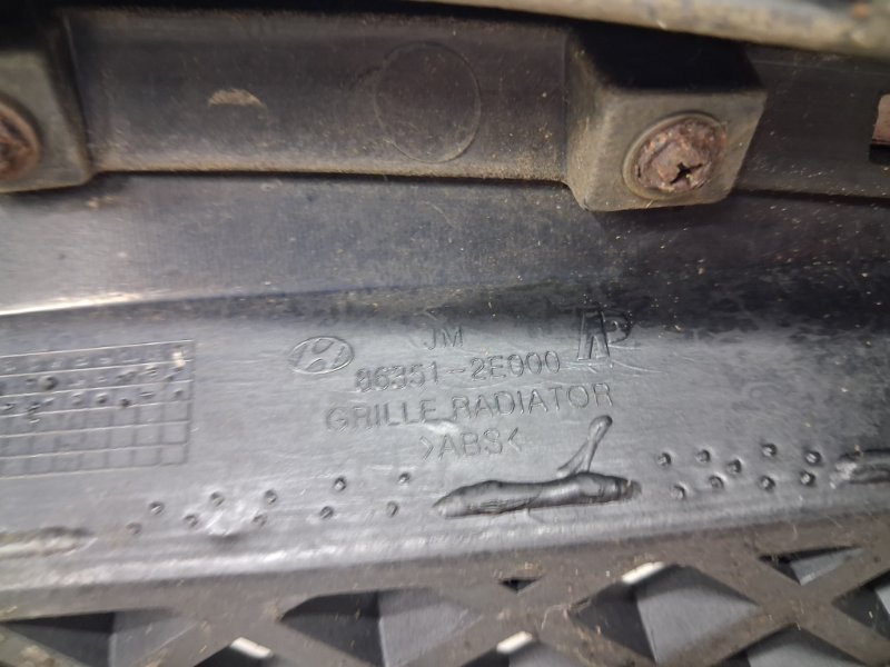 Решетка радиатора Tucson 2004-2009 JM 2.0 diesel D4EA Решетка радиатора Tucson 2004-2009 JM 2.0 diesel D4EA