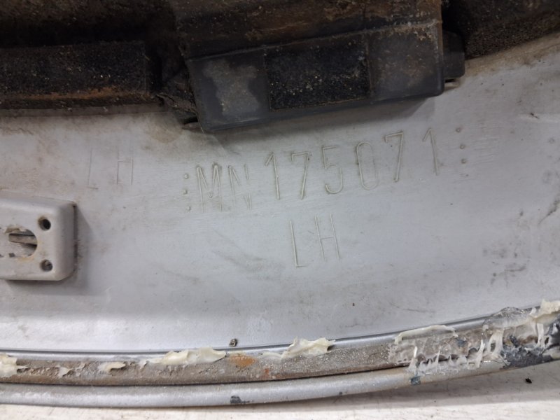 Накладка крыла задняя левая Outlander 2003-2006 CU 2.4 бензин 4G69 Накладка крыла задняя левая Outlander 2003-2006 CU 2.4 бензин 4G69