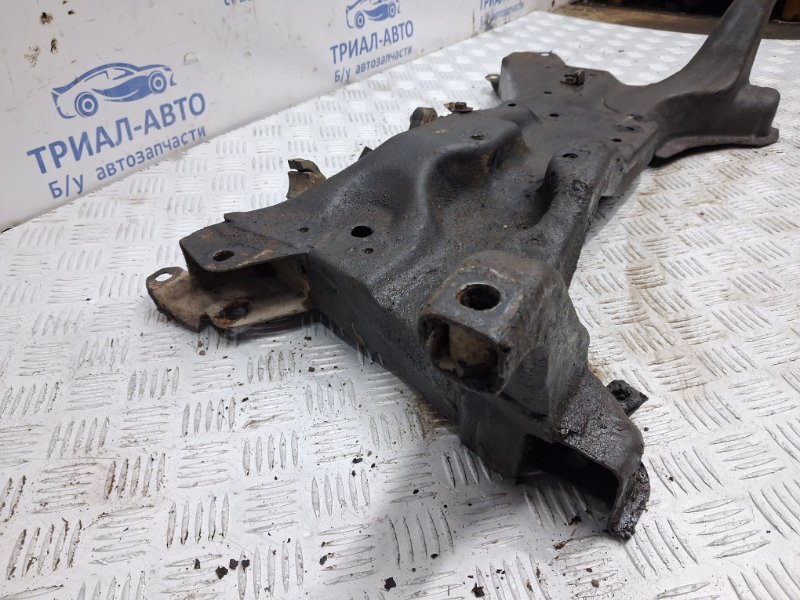 Балка передней подвески Outlander 2003-2006 cu 2.4 бензин 4G69