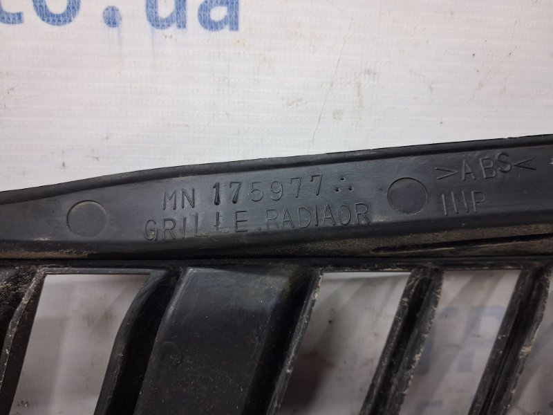 Решетка радиатора левая Outlander 2003-2006 cu 2.4 бензин 4G69