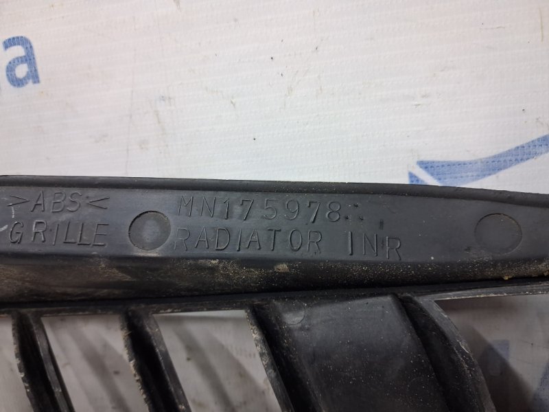 Решетка радиатора правая Outlander 2003-2006 cu 2.4 бензин 4G69