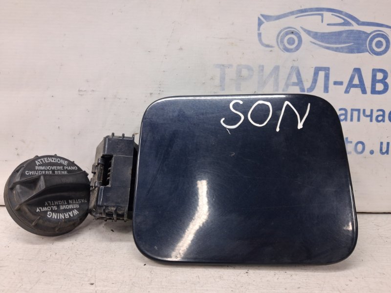 Запчасть лючок бака Hyundai Sonata 2004-2010 NF 2.4 бензин G4KC 695103K000 Б/У Лючок бака Hyundai Sonata 2004-2010 NF 2.4 бензин G4KC 695103K000 Б/У